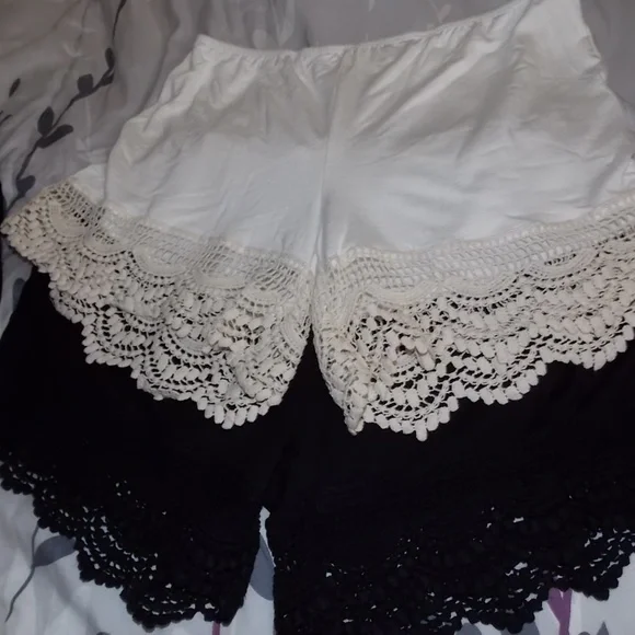 Cream and Black Lace Trim Short Extenders - Picture 3 of 4
